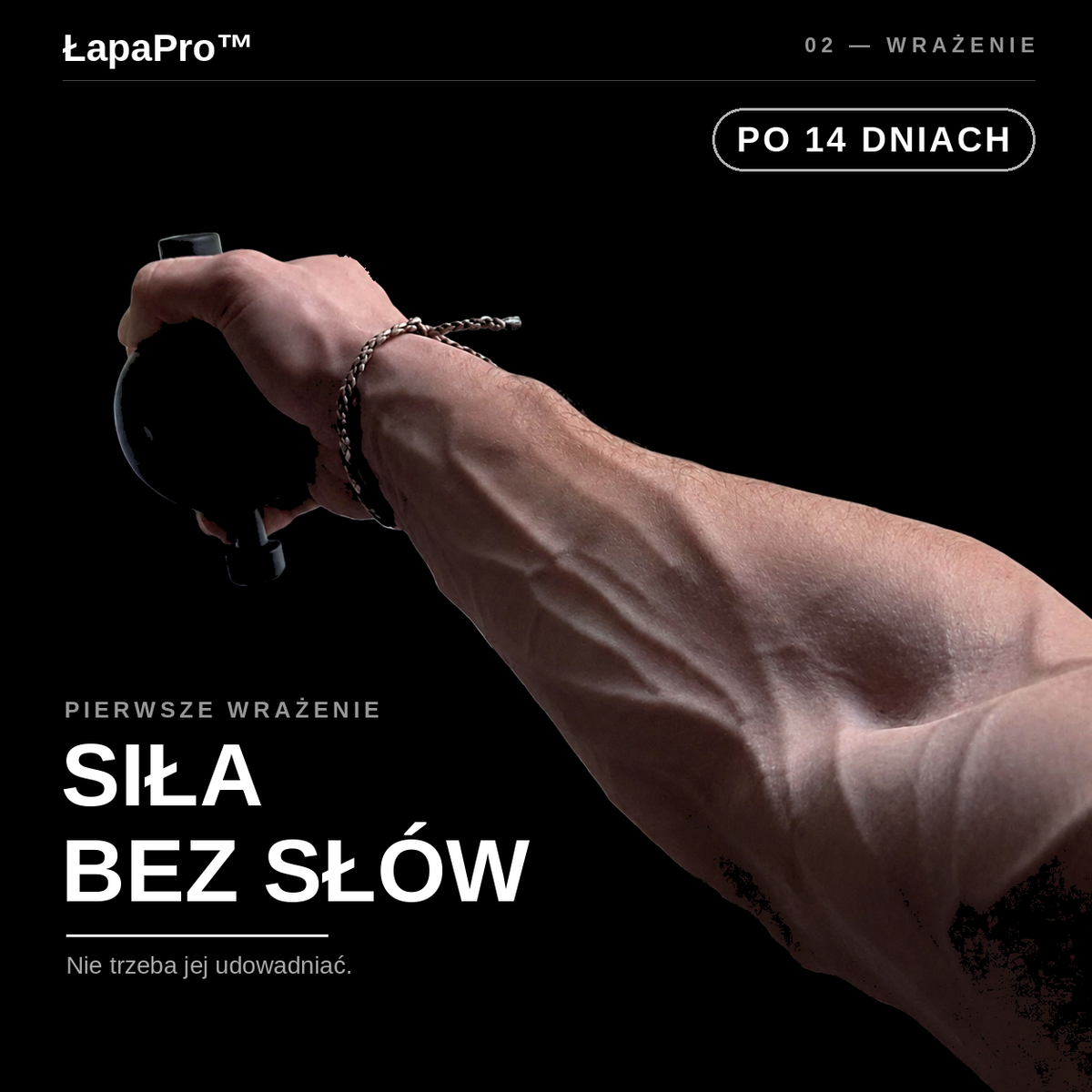 Napięte przedramię z wyraźnie zarysowanymi żyłami trzymające ŁapaPro™ — efekt po 14 dniach treningu